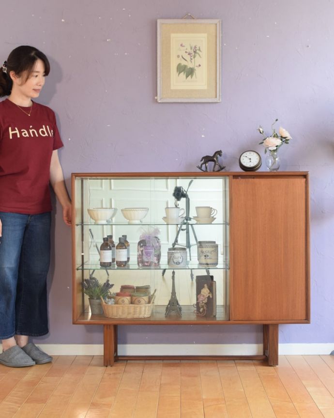 アンティークのキャビネット　アンティーク家具　ガラスキャビネット　シンプルな中に感じられるあたたかさスッキリとカッコイイ雰囲気が人気の北欧スタイルのキャビネット。(x-1376-f)