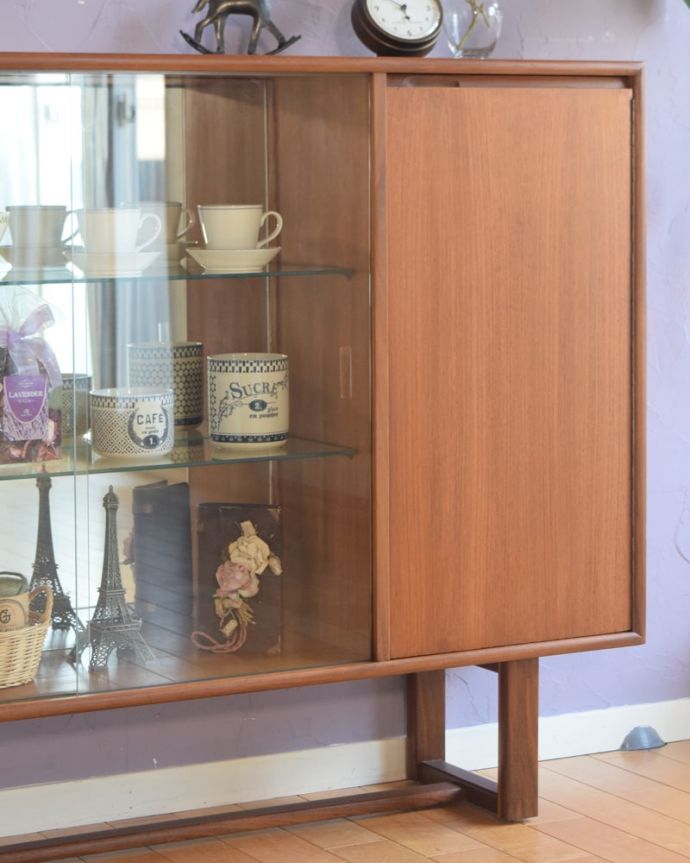 アンティークのキャビネット　アンティーク家具　ガラスキャビネット　ヴィンテージ家具が醸し出すあたたかさ。(x-1376-f)