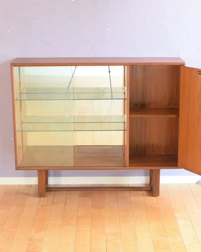 アンティークのキャビネット　アンティーク家具　ヴィンテージのガラスキャビネット、北欧スタイルのミラー付きのショーケース　扉を開けて中を見てみると…外側はもちろん扉の中も職人がキレイに修復しました。(x-1376-f)