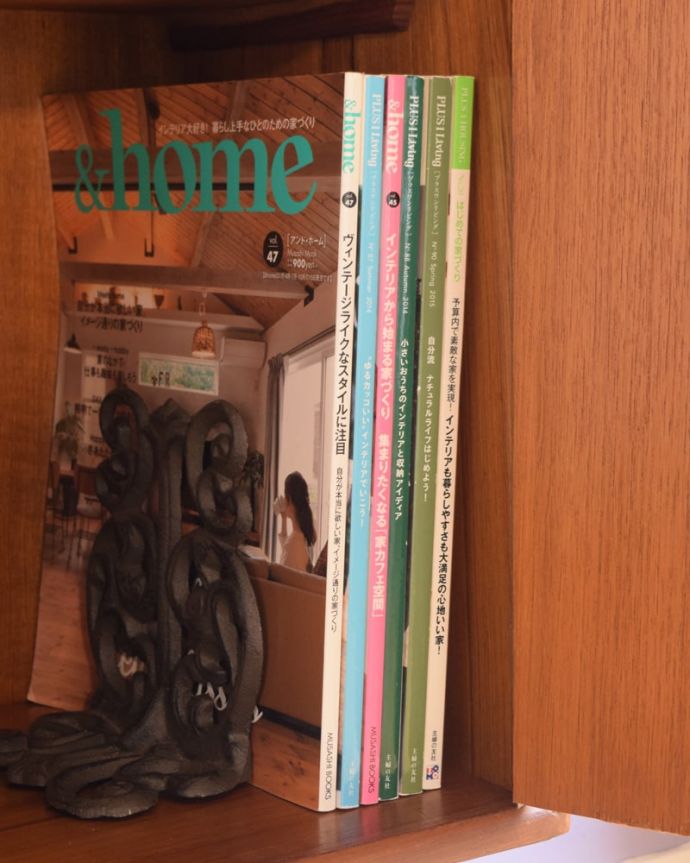 アンティークのキャビネット　アンティーク家具　ガラスキャビネット　雑誌やA4ファイルなどの収納もできます。(x-1376-f)