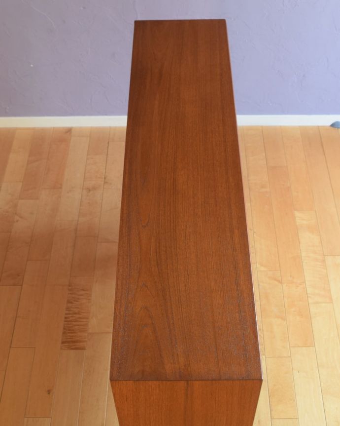 アンティークのキャビネット　アンティーク家具　ガラスキャビネット　天板の塗装もキレイに仕上げましたヴィンテージの家具は修復方法が様々。(x-1376-f)