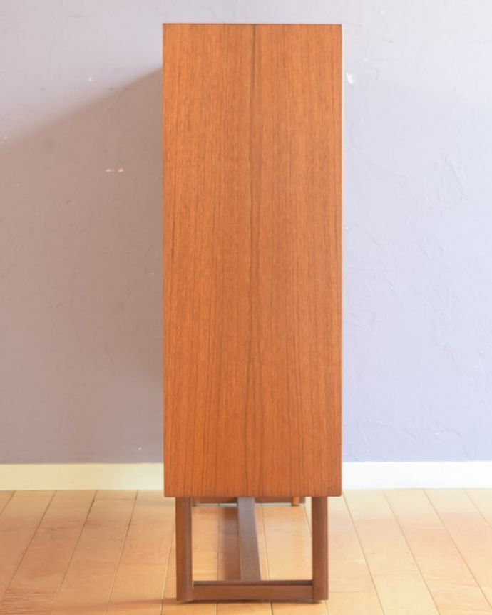 アンティークのキャビネット　アンティーク家具　ガラスキャビネット　横から見てもスッキリどこから見てもスッキリとしてステキなヴィンテージ家具。(x-1376-f)