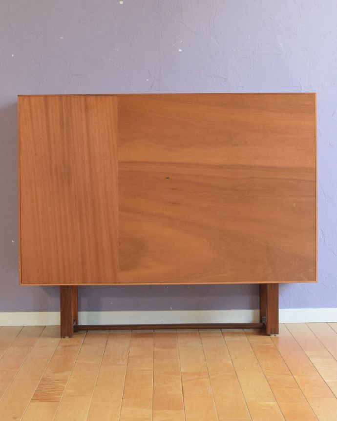 アンティークのキャビネット　アンティーク家具　ガラスキャビネット　後ろ姿もキレイですビンテージは新品ではないので、もちろん経年変化によるキズはあります。(x-1376-f)