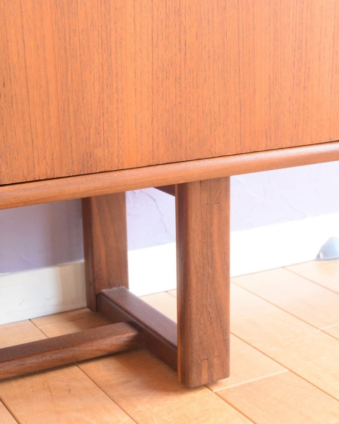 アンティークのキャビネット　アンティーク家具　ガラスキャビネット　スッキリとした脚の裏には…Handleの家具の脚裏にはフェルトキーパーをお付けしています。(x-1376-f)