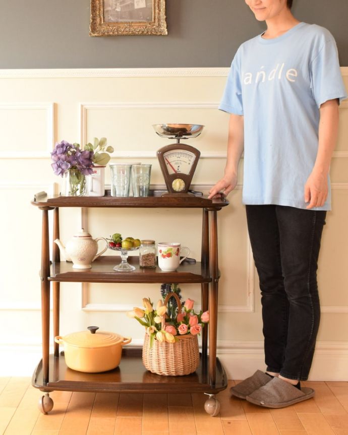 アーコールの家具 アンティーク家具 アーコール社のヴィンテージ家具、北欧デザインのキャスター付きワゴン(ERCOL)。コロコロ転がせて移動も楽チン!アンティークの中でも人気の高いワゴン。(x-1352-f)