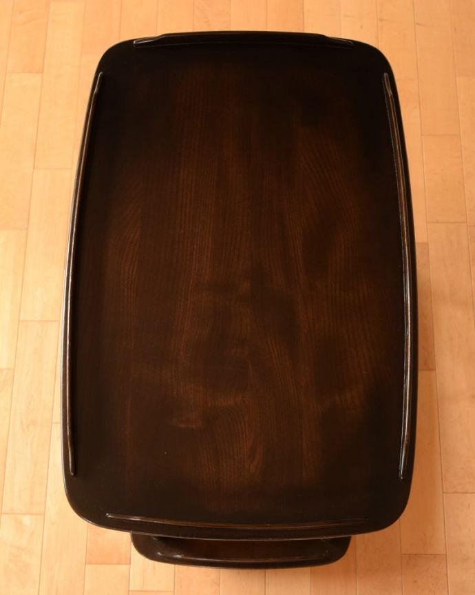 アンティークのワゴン・トローリー アンティーク家具 アーコール トローリーテーブル 上から見るとこんな形です修復にもいろんな方法がありますが、Handleではこだわって仕上げています。(x-1377-f)