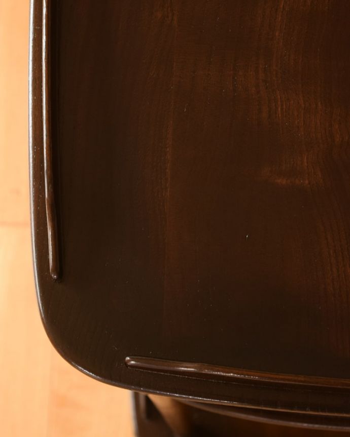 アンティークのワゴン・トローリー アンティーク家具 アーコール トローリーテーブル 近づいてみると・・・修復にもいろんな方法がありますが、Handleでは塗装にこだわって古い塗装を剥離して再塗装していますのでピカピカです。(x-1377-f)