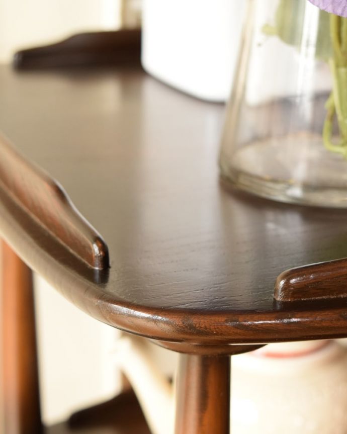 アンティークのワゴン・トローリー アンティーク家具 アーコール トローリーテーブル ちょっとしたこだわり天板の縁の部分に落ちないような仕掛けが。(x-1377-f)