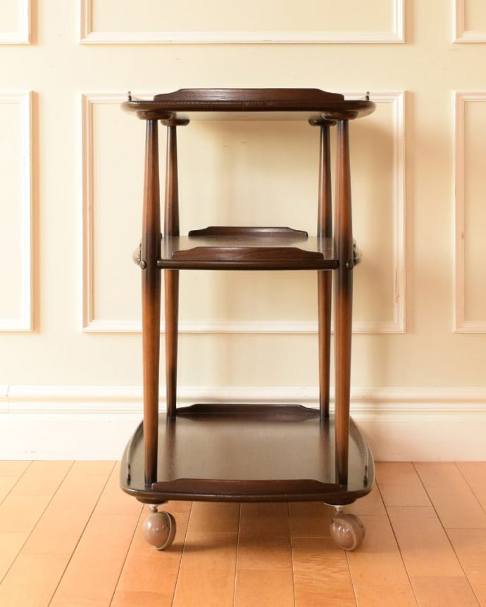 アンティークのワゴン・トローリー アンティーク家具 アーコール トローリーテーブル 360度、どこから見てもキレイアンティークは新品ではないので、もちろん経年変化によるキズはありますが、専門の職人がキレイにお直しをしているので、どの角度から見てもキレイです。(x-1377-f)