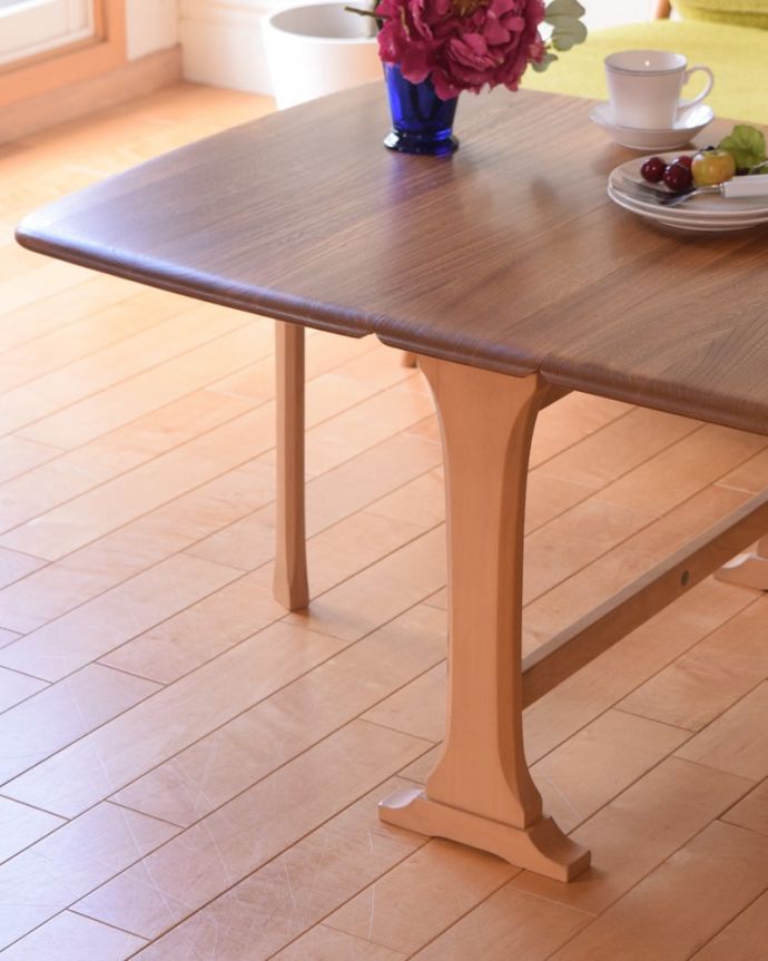 アンティークのテーブル アンティーク家具 アーコール ゲートレッグコーヒーテーブル シンプルでスッキリとカッコいい脚まるでゲート(門)が開くような脚の形から名前が付けられたゲートレッグテーブル。(x-1378-f)