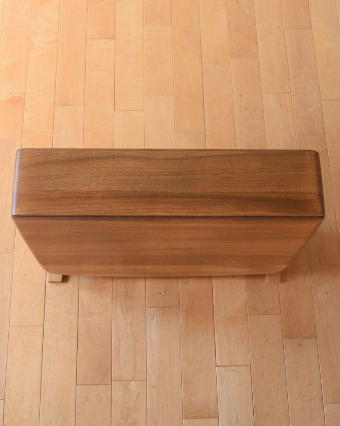 アンティークのテーブル アンティーク家具 アーコール ゲートレッグコーヒーテーブル 畳むとこんなにスリムなサイズリーフを閉じた状態のテーブルを上から見るとこんな感じ。(x-1378-f)