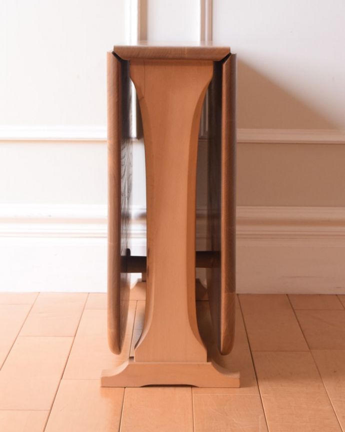 アンティークのテーブル アンティーク家具 アーコール ゲートレッグコーヒーテーブル 横から見てみると・・・テーブルを横から見るとこんな感じ。(x-1378-f)