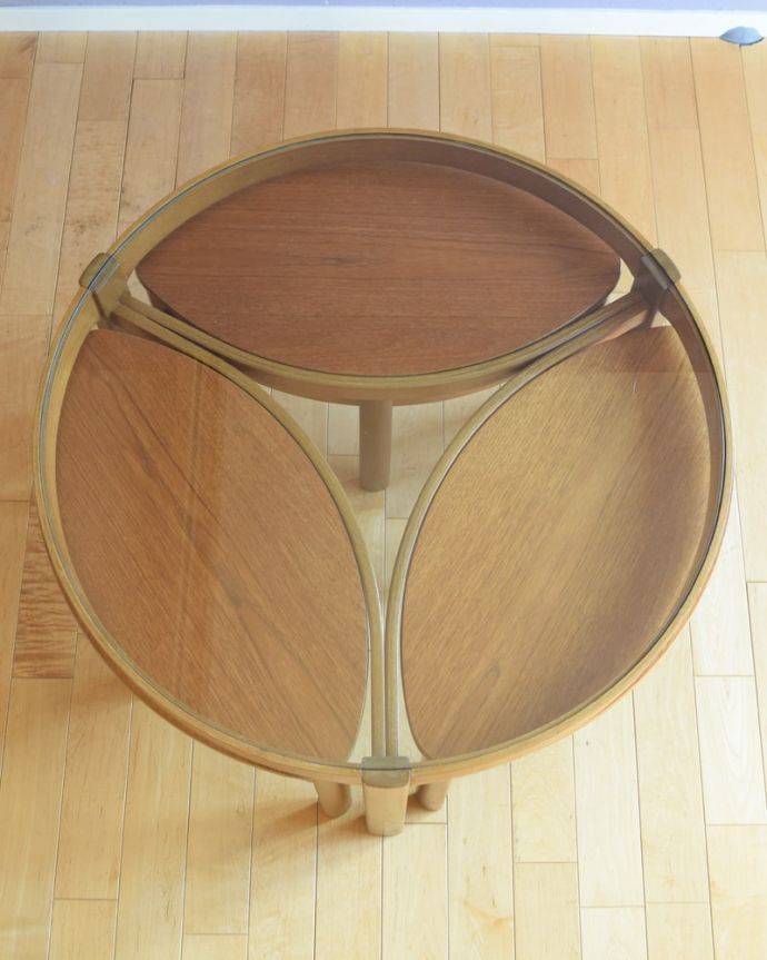 アンティークのテーブル アンティーク家具 ネストテーブル ネイサン 収納できます天板を収納して上から見るとこんな感じです。(x-1381-f)