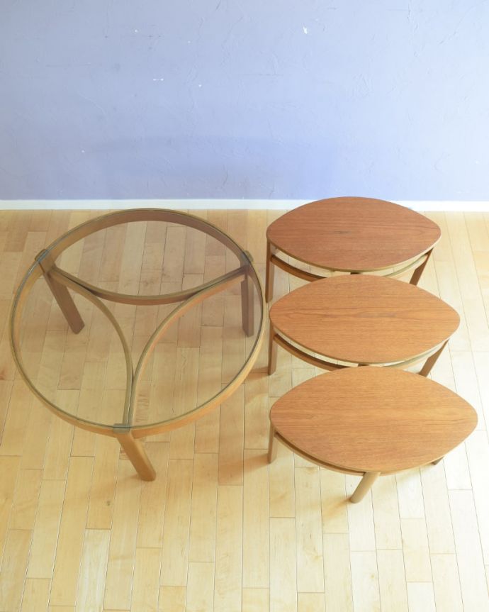 アンティークのテーブル アンティーク家具 ネストテーブル ネイサン 並べて上から見てみると・・・Handleではアンティーク家具専門の職人が見えない場所にもこだわっています。(x-1381-f)