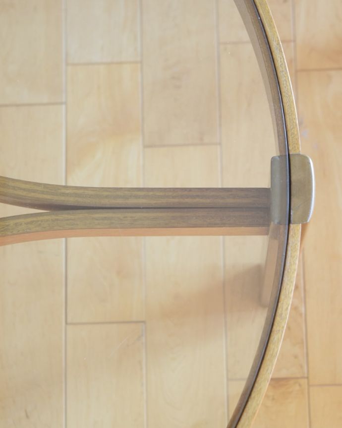 アンティークのテーブル アンティーク家具 ネストテーブル ネイサン 天板を近くで見てみると・・・天板にはガラスがはめ込んであるのでお手入れもラクラクです。(x-1381-f)