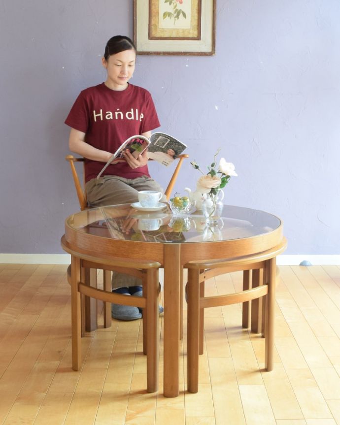 アンティークのテーブル アンティーク家具 英国のアンティーク家具、ガラス天板が使いやすい3台セットのネストテーブル。親子一緒の姿が可愛いネストテーブルネストとは巣のこと。(k-2736-f)