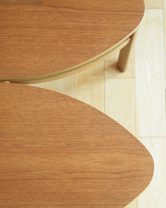 アンティークのテーブル アンティーク家具 ネストテーブル ネイサン 近くで見てみると・・・修復の際、塗装も一度剥離してキレイに修復しているのでピッカピカです。(x-1381-f)