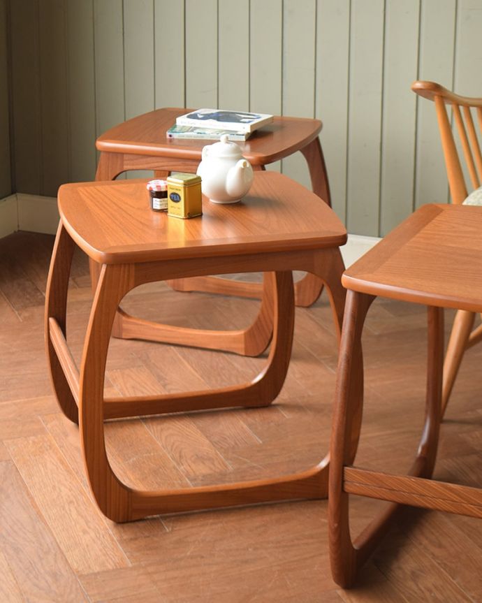 アンティークのテーブル　アンティーク家具　ネストテーブル　クールに決まるスッキリデザイン。(x-1383-f)