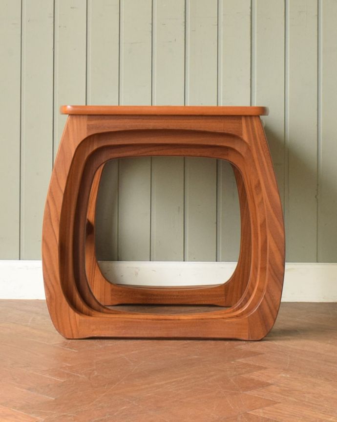 アンティークのテーブル　アンティーク家具　ネストテーブル　横から見てみると･･･3つがキレイに重なって、さらにスッキリとカッコイイ姿。(x-1383-f)