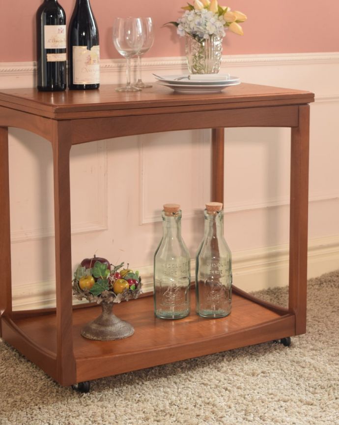 アンティークのワゴン・トローリー　アンティーク家具　トローリーテーブル　アンティークのワゴンは使い方が自由自在ラクに移動が出来るところが魅力のワゴンですが、アンティークのものは機能はもちろんデザインも素敵！PC用のプリンター置き場やサーブテーブルなど、いろんな使い方が出来ます。(x-1385-f)