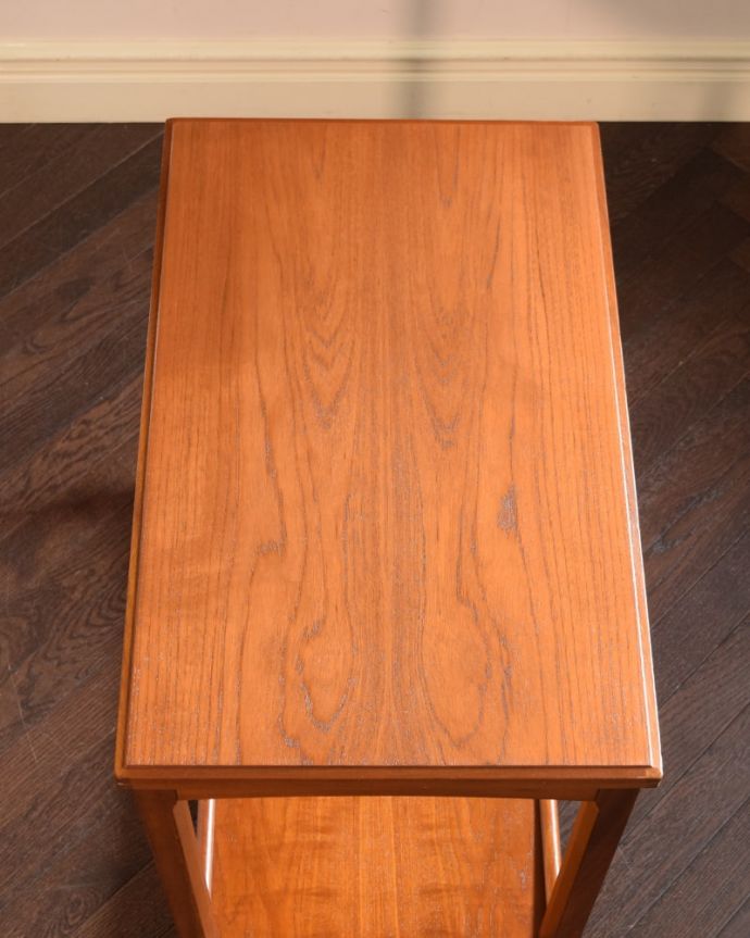 アンティークのワゴン・トローリー　アンティーク家具　トローリーテーブル　上から見るとこんな形リーフを開く前はこんな形です。(x-1385-f)