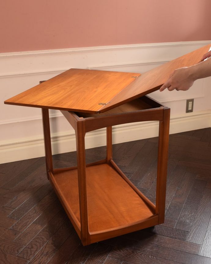 アンティークのワゴン・トローリー　アンティーク家具　ヴィンテージのワゴン、伸長式の便利な北欧スタイルのトローリーテーブル　あっという間に大きくなります女性でもあっという間にサイズを変えることが出来ます。(x-1385-f)