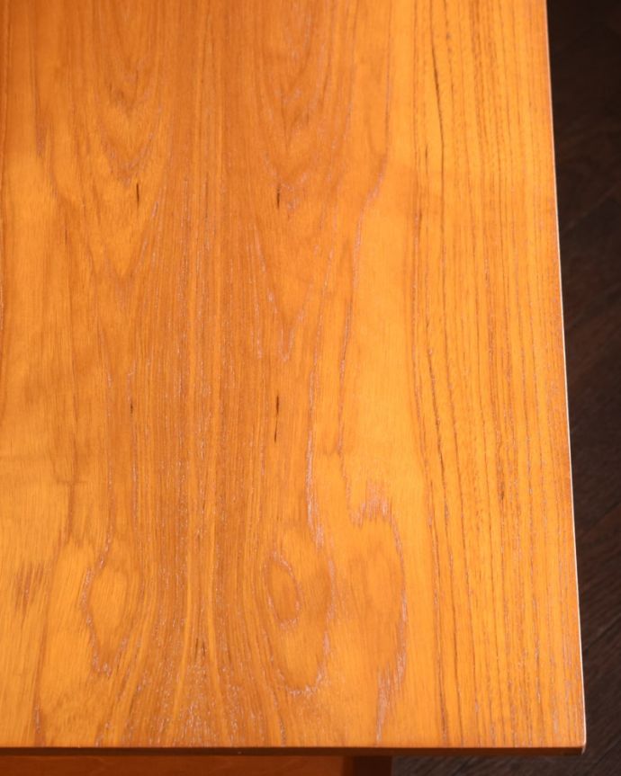 アンティークのワゴン・トローリー　アンティーク家具　トローリーテーブル　近づいてみると･･･修復にもいろんな方法がありますが、Handleではアンティーク専門の職人がこだわって、古い塗装を剥離して再塗装していますのでピカピカです。(x-1385-f)