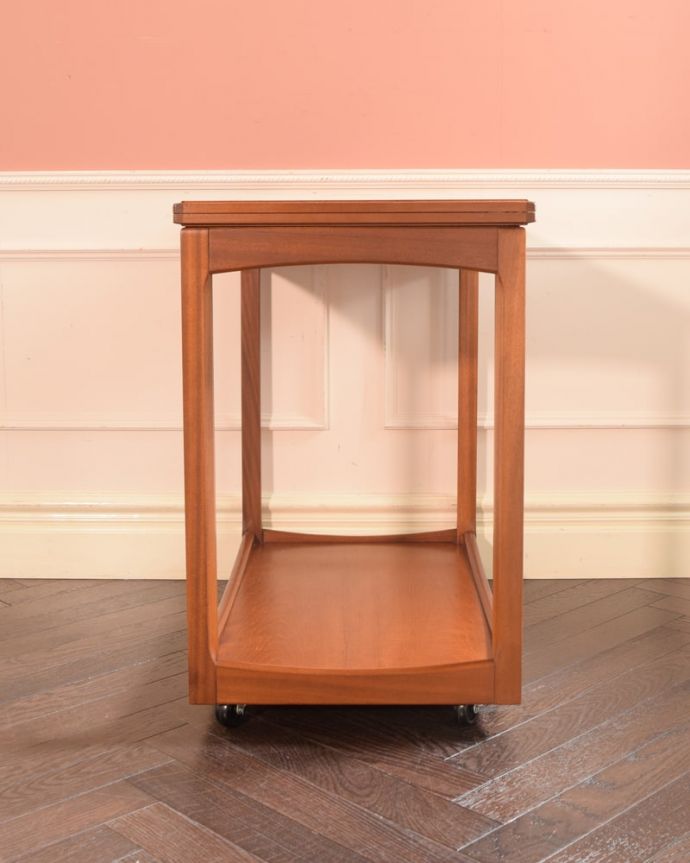 アンティークのワゴン・トローリー　アンティーク家具　ヴィンテージのワゴン、伸長式の便利な北欧スタイルのトローリーテーブル　キッチンだけじゃもったいない！アンティークのワゴンはデザインもカッコイイので、キッチン用としてだけじゃなく、いろんな場所で使ってください。(x-1385-f)