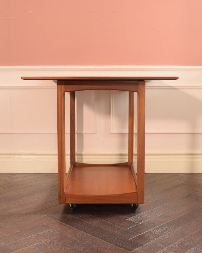 アンティークのワゴン・トローリー　アンティーク家具　トローリーテーブル　両方開いてさらに便利リーフを両方開くと、大きなサイズに。(x-1385-f)