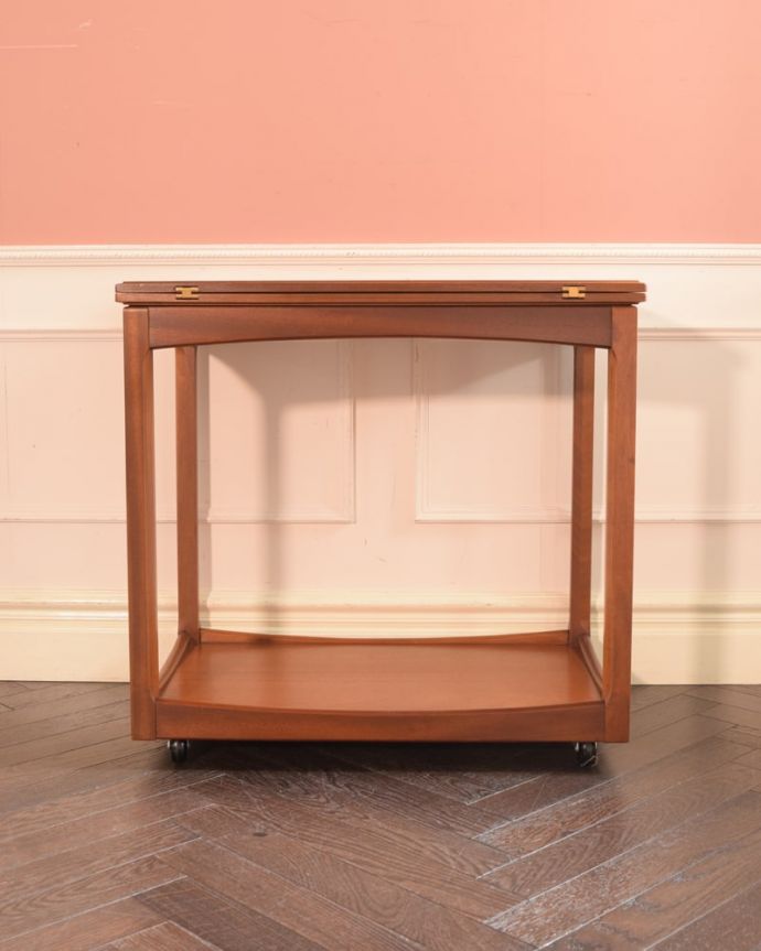 アンティークのワゴン・トローリー　アンティーク家具　トローリーテーブル　360度、どこから見てもキレイアンティークは新品ではないので、もちろん経年変化によるキズはありますが、専門の職人がしっかり修復しています。(x-1385-f)