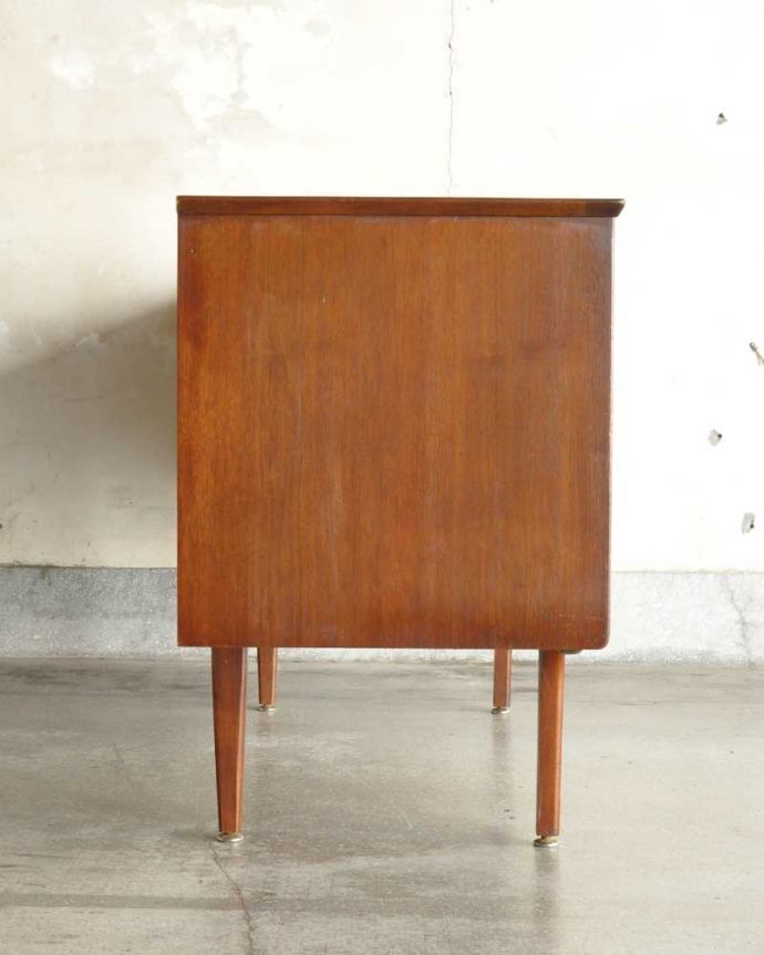 ビンテージ家具の側面