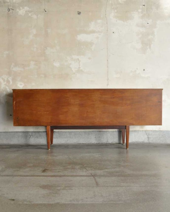 北欧スタイルの家具の後ろ姿