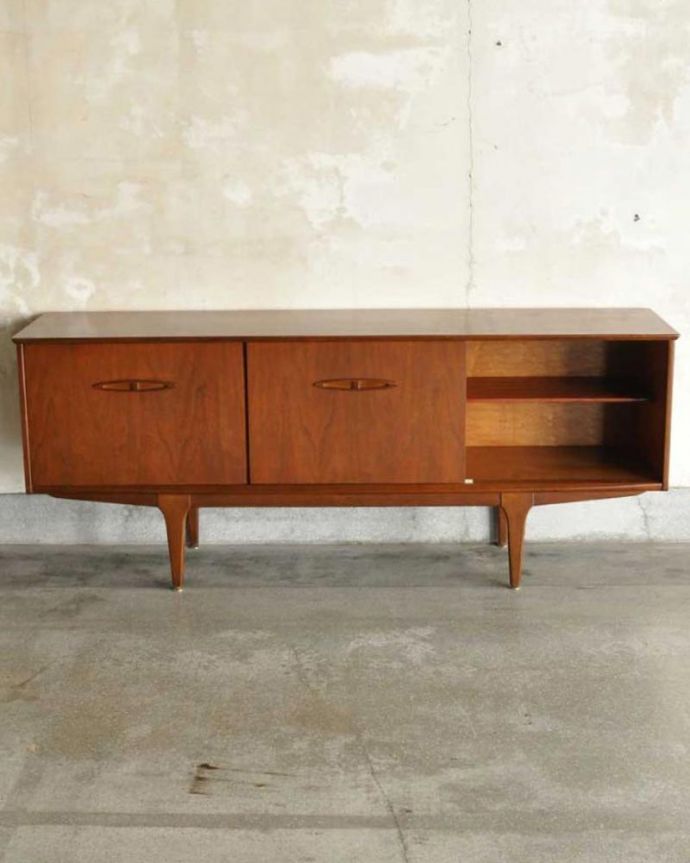 ビンテージ家具の扉の中