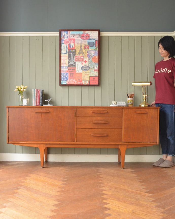 アンティークのキャビネット　アンティーク家具　サイドボード　人気のヒミツは北欧スタイルのデザインやっぱりスッキリとカッコイイ北欧デザインが人気のサイドボード。(x-1388-f)