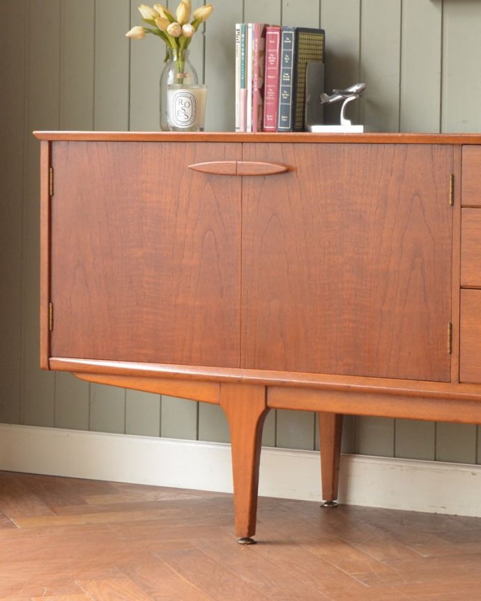 アンティークのキャビネット　アンティーク家具　サイドボード　ヴィンテージ家具らしいあたたかさ。(x-1388-f)