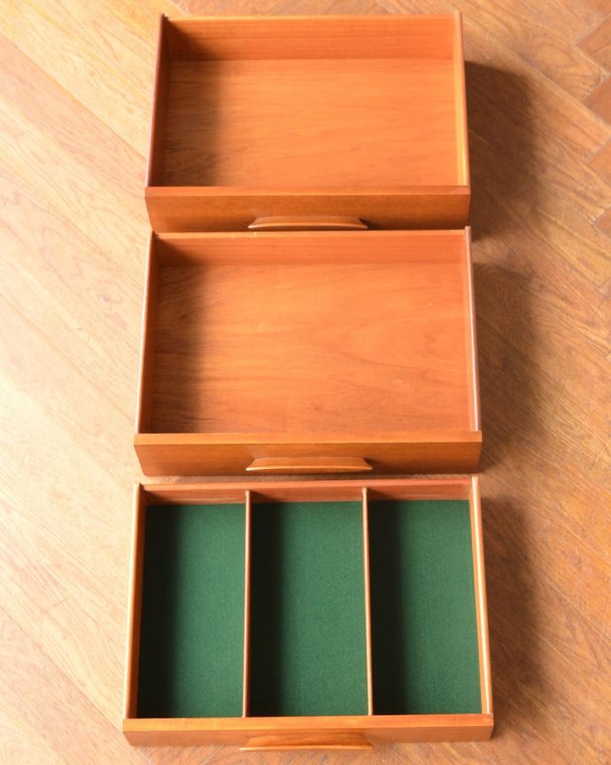 アンティークのキャビネット　アンティーク家具　サイドボード　キレイにお直ししました引き出しの中も修復の際、専門の職人がキレイにしました。(x-1388-f)