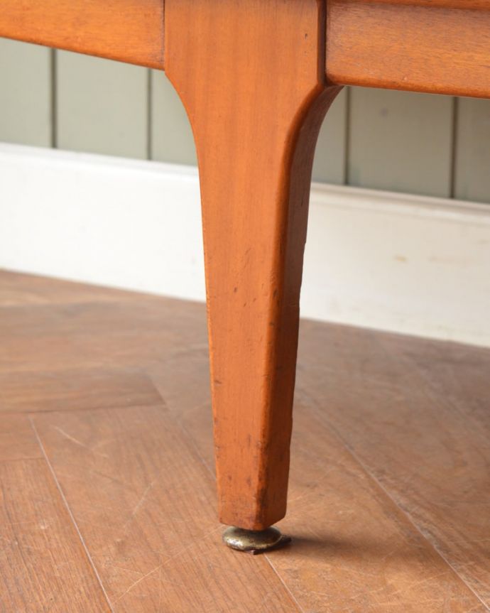 アンティークのキャビネット　アンティーク家具　サイドボード　スッキリとした脚の裏には…Handleの家具の脚裏にはフェルトキーパーをお付けしています。(x-1388-f)