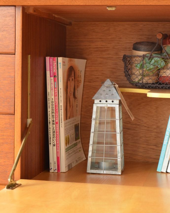 アンティークのキャビネット　アンティーク家具　サイドボード　A4サイズの雑誌もたっぷり収納高さがあるので、本棚として雑誌も立てて収納出来ます。(x-1388-f)