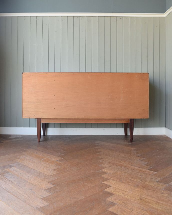 G-PLANのサイドボードの後ろ姿