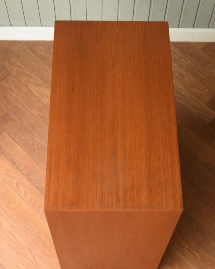 アンティークのチェスト　アンティーク家具　チェスト　上から見ると･･･天板はこんな感じです。(x-1390-f)