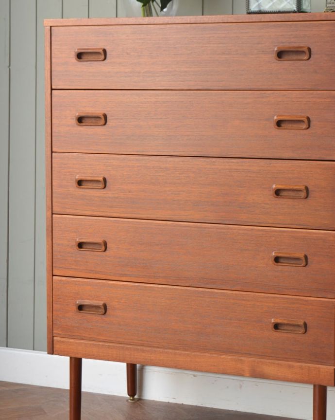 アンティークのチェスト　アンティーク家具　ヴィンテージのチェスト、北欧スタイルのイギリスで見つけた整理タンス　見えない所もこだわっていますヴィンテージの家具は年代が若いので簡単な修復だけでも使えちゃうんだけれど、長く使って頂けるように、見えない部分もしっかりこだわって修復しています。(x-1390-f)