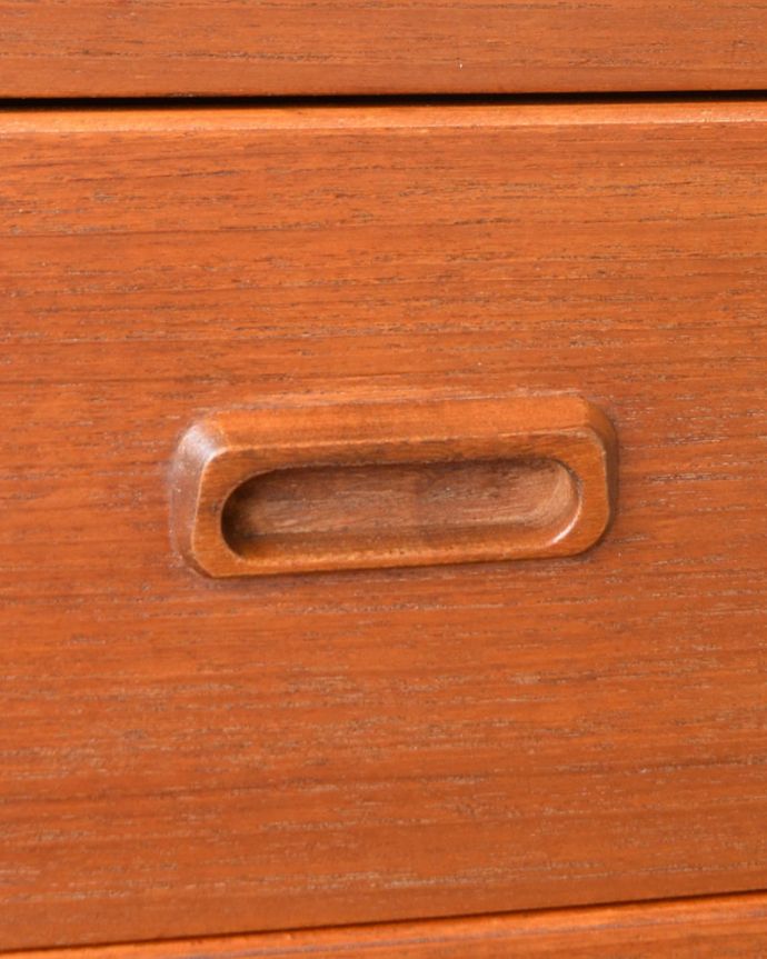 アンティークのチェスト　アンティーク家具　ヴィンテージのチェスト、北欧スタイルのイギリスで見つけた整理タンス　カッコいい取っ手もデザインの一部デザインの一部になっているカッコいい取っ手。(x-1390-f)