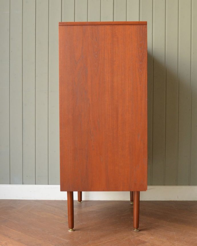 アンティークのチェスト　アンティーク家具　ヴィンテージのチェスト、北欧スタイルのイギリスで見つけた整理タンス　横から見てもスッキリシンプルだからこそ、どこから見てもカッコいいようにしっかりお直ししました。(x-1390-f)