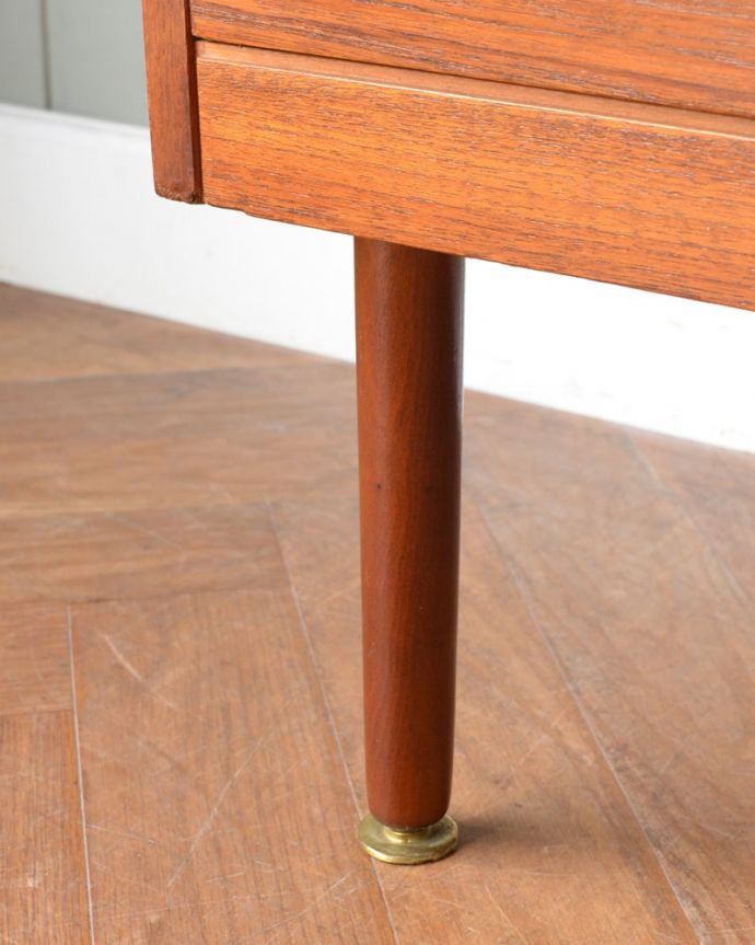 アンティークのチェスト　アンティーク家具　ヴィンテージのチェスト、北欧スタイルのイギリスで見つけた整理タンス　女性1人でラクラク運べちゃう仕掛けHandleのアンティークは、脚の裏にフェルトキーパーをお付けしています。(x-1390-f)