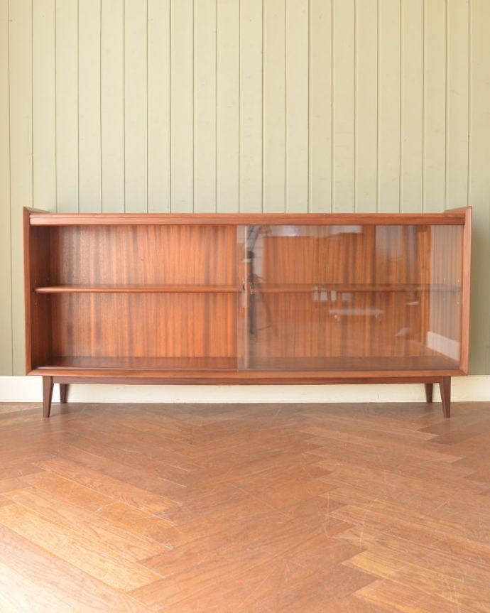 ヴィンテージキャビネットの扉の中