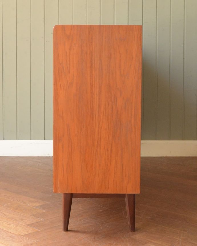 ビンテージキャビネットの側面