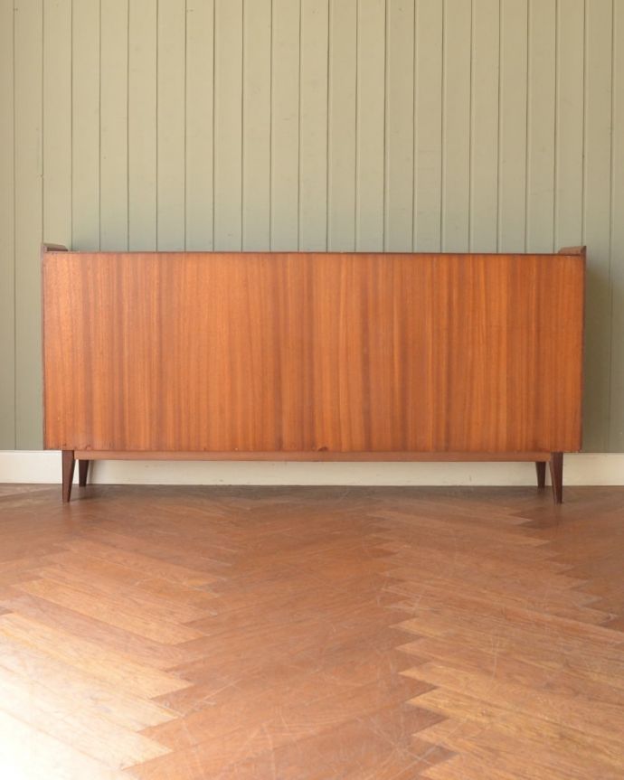 キャビネットの後ろ姿