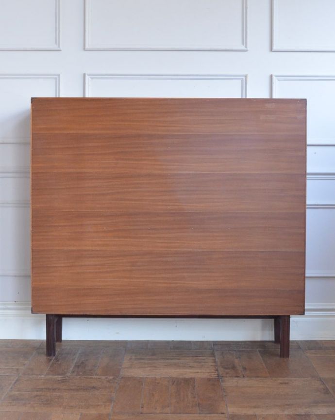 キャビネットの後ろ姿