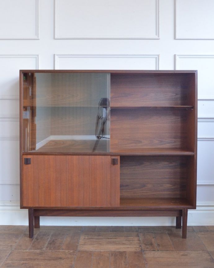 ヴィンテージキャビネットの扉の中