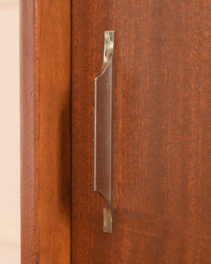 アンティークのキャビネット　アンティーク家具　ディバイダー　こんな所もスタイリッシュ家具に似合うシンプルな取っ手。(x-1394-f)